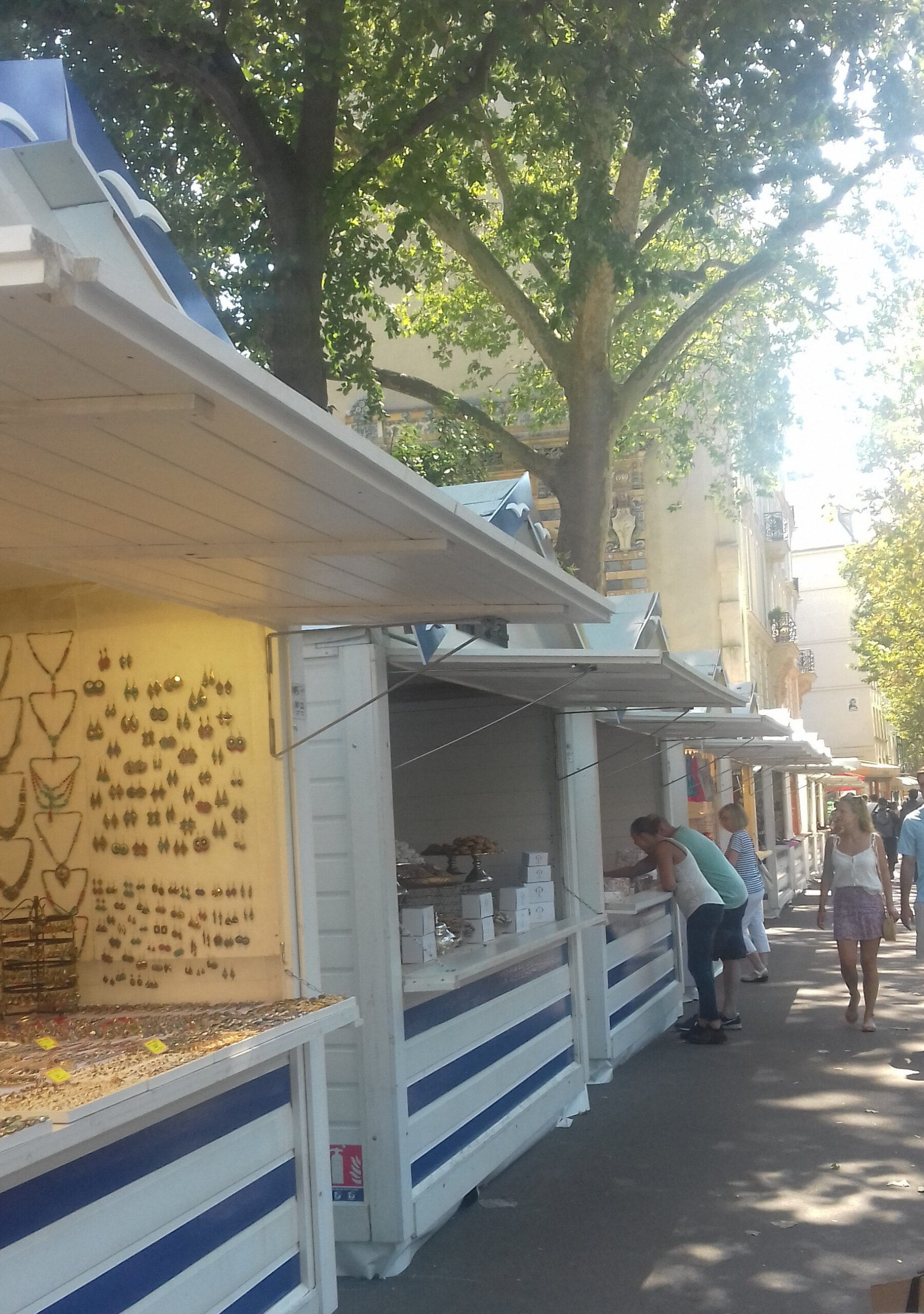 AllÃ©e de chalets du marchÃ© d'Ã©tÃ©