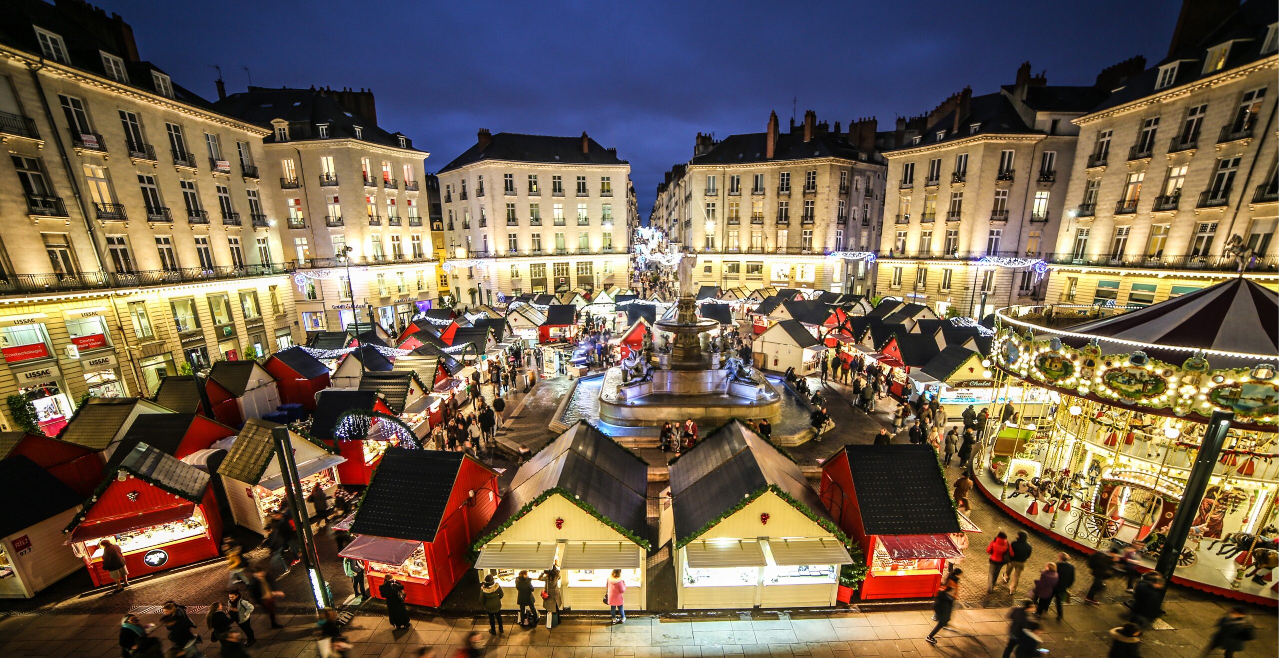 Les chalets du MarchÃ© de NoÃ«l de Nantes installÃ©s sur la Place Royale
