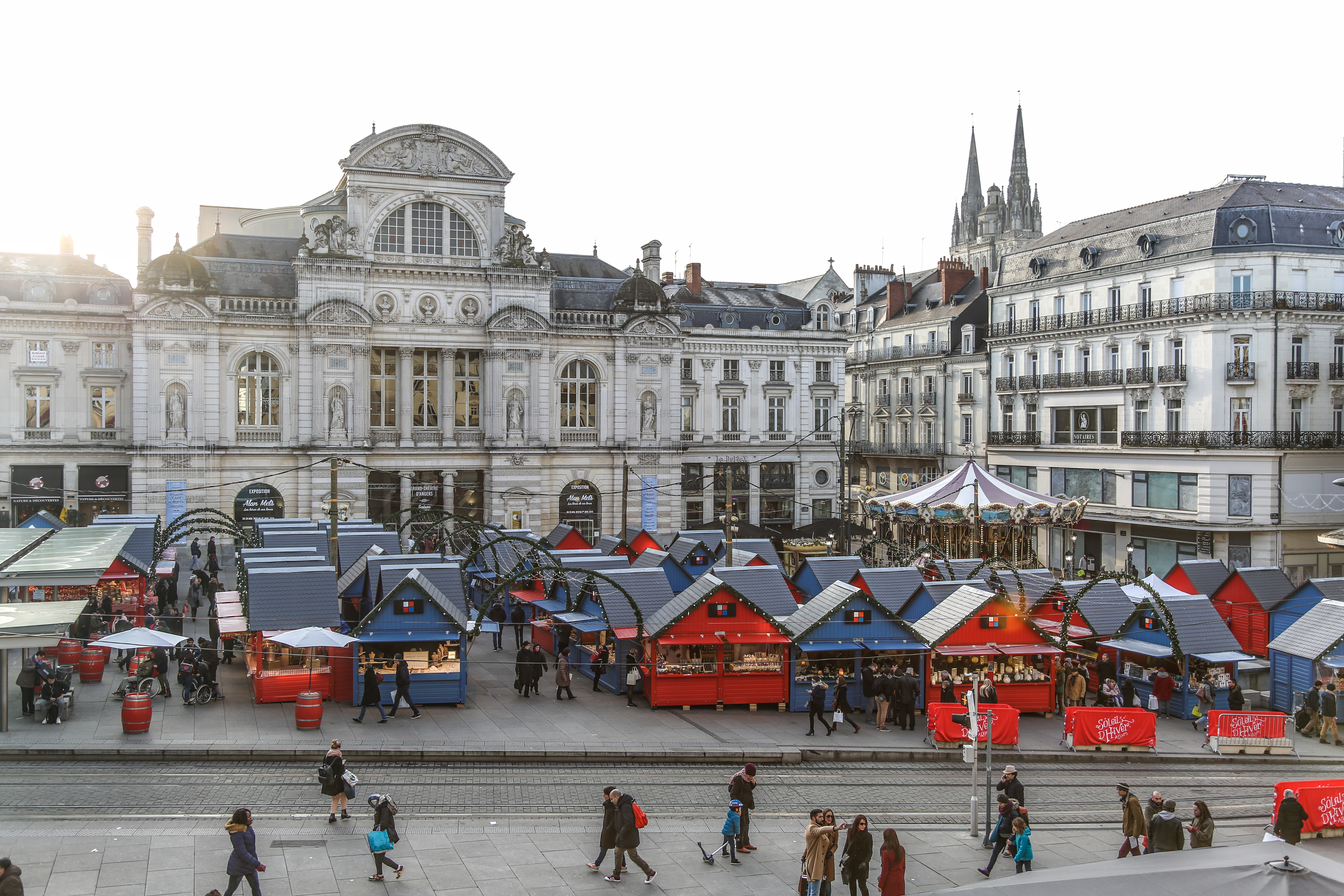 Vue d'ensemble des chalets du MarchÃ© de NoÃ«l d'Angers Place du Ralliement