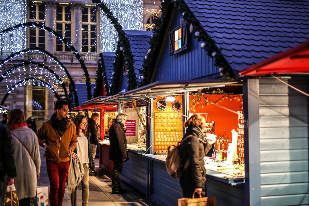 Passants sous les illuminations du MarchÃ© de NoÃ«l d'Angers