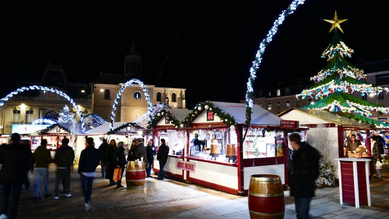 Chalets et manÃ¨ge du Mans pour l'ouverture du MarchÃ© de NoÃ«l